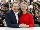 Gary Oldman a jeho manelka Gisele Schmidtová (Cannes, 17. kvtna 2018)