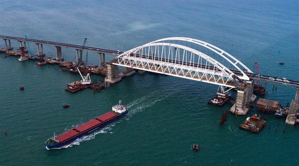 Stavba mostu z ruské pevniny na anektovaný Krym (26. dubna 2018)