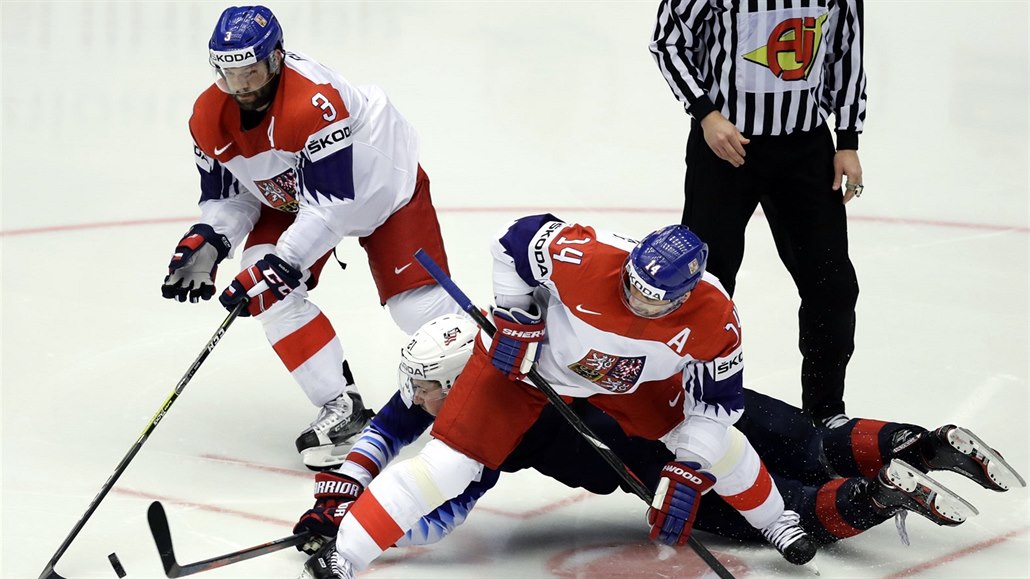 Radko Gudas (vlevo) a Tomá� Plekanec bojují s Dylanem Larkinem.
