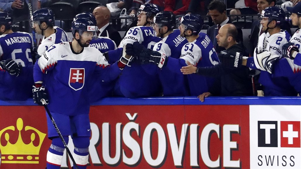 Dávid Buc slaví se slovenskými spoluhrá�i gól v síti Francie.