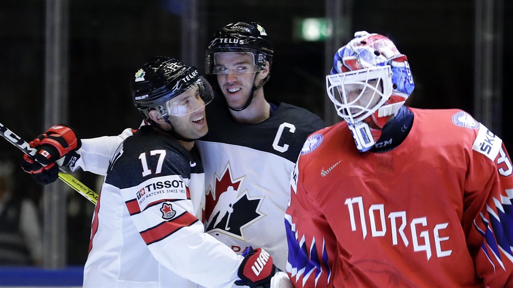 Kanadský kapitán Connor McDavid (uprost�ed) slaví s Jadenem Schwartzem gól v...