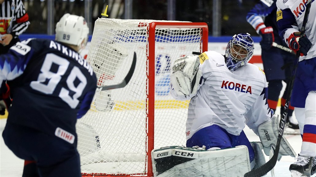 Americký útočník Cam Atkinson posílá gólový pozdrav do branky Korejců.