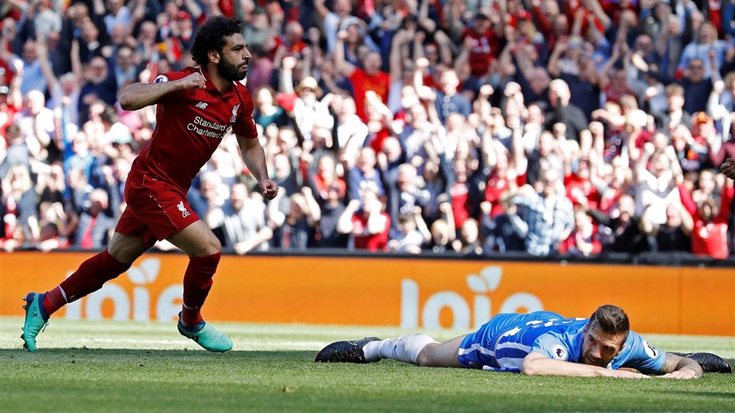 Mohamed Salah (Liverpool) slaví vedoucí gól proti Brightonu.