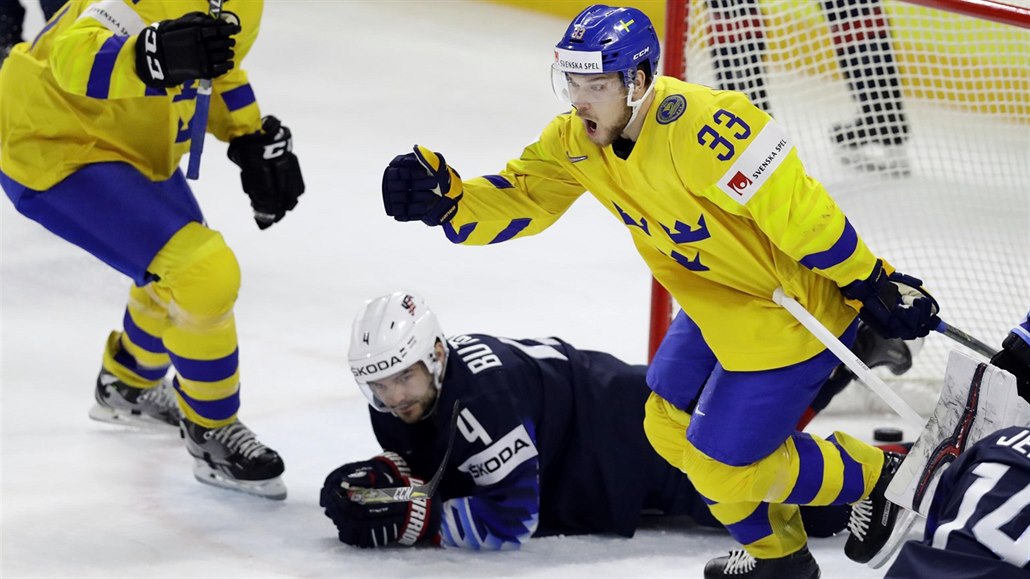 Švédský hokejista Viktor Arvidsson (vpravo) právě vstřelil branku v semifinále...