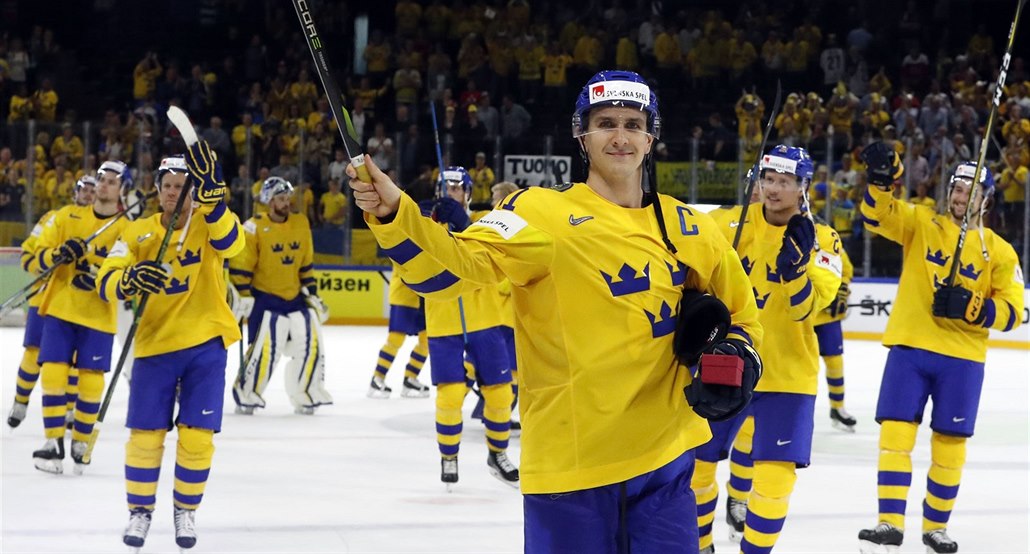 �védský kapitán Mikael Backlund slaví se spoluhrá�i postup do finále MS.