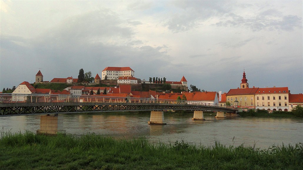 Dominantou Ptuje je hrad z 12. století, který se ty�í nad m�stem.