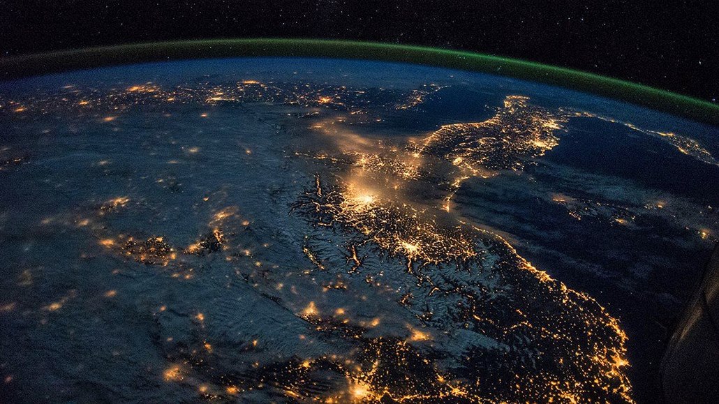 Noční pohled na rozzářenou Evropu (na snímku je vidět jih Francie, Itálie,...