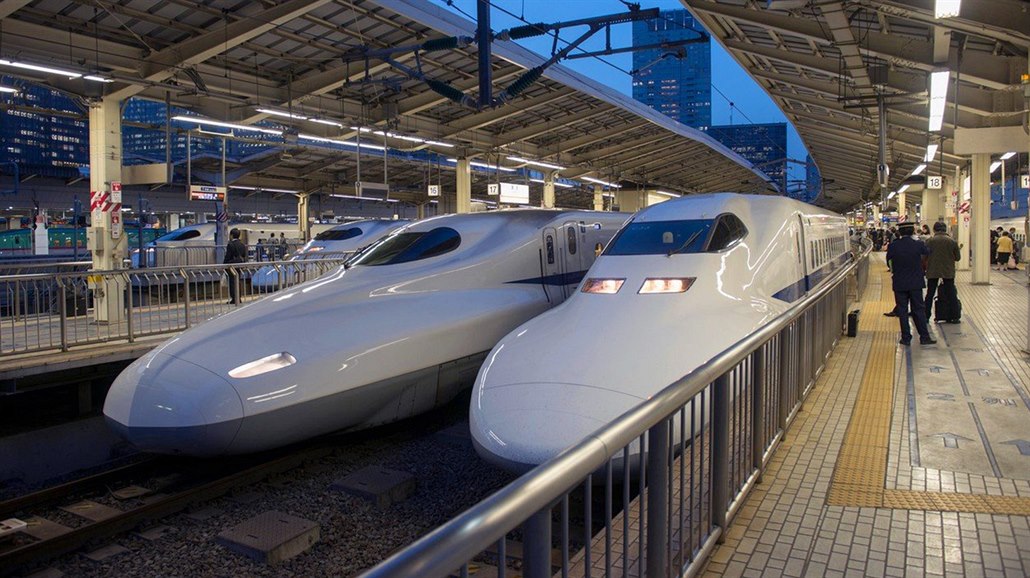 Vysokorychlostní vlaky Šinkanzen na nádraží v Tokiu (duben 2013)
