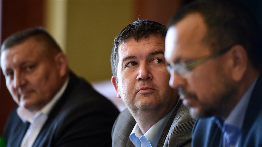 P�edseda �SSD Jan Hamá�ek (uprost�ed), místop�edseda �SSD Jaroslav Foldyna...