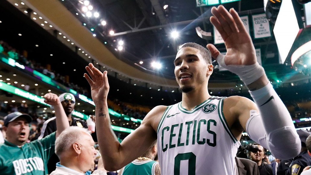 Jayson Tatum oslavuje s fanou�ky Bostonu postup do konferen�ního finále.