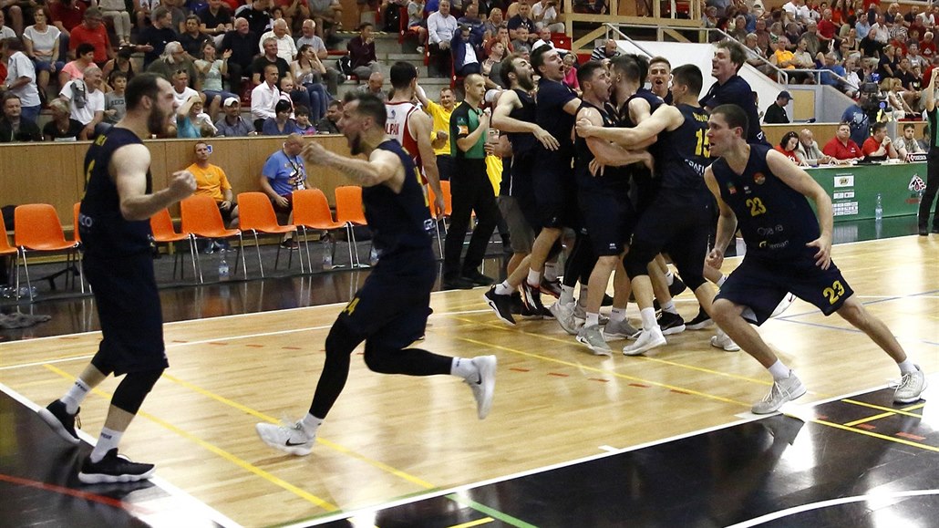 Opavští basketbalisté slaví postup do ligového finále.