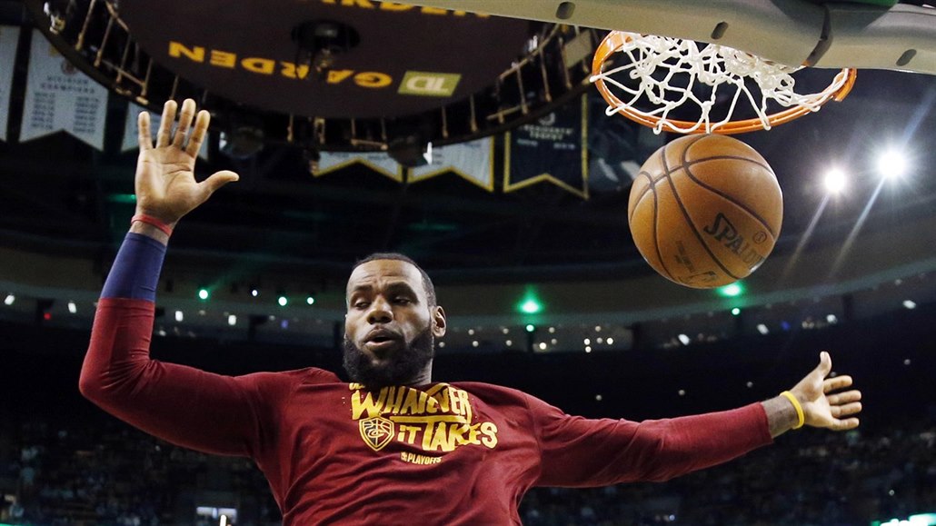 LeBron James z Clevelandu se rozcvi�uje p�ed zápasem s Bostonem.