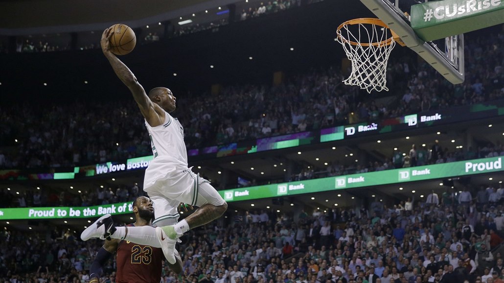Terry Rozier z Bostonu sme�uje proti Clevelandu, LeBron James ho nem��e...