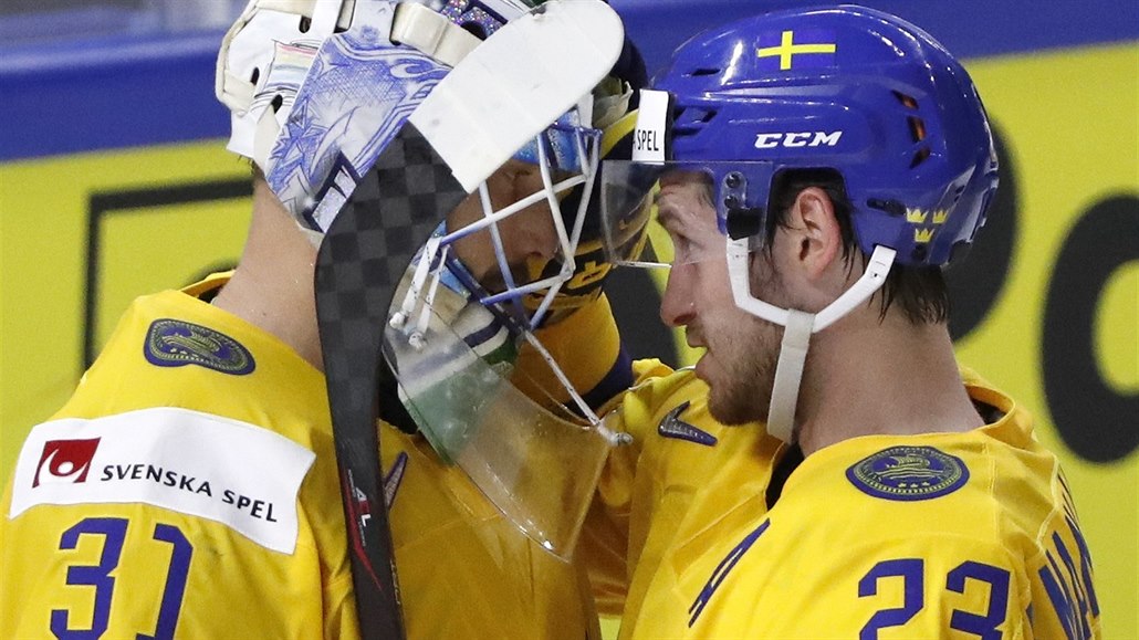 �védský gólman Anders Nilsson se raduje z postupu do semifinále MS 2018...