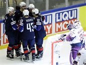 Američtí hokejisté slaví gól v síti Lotyšska.