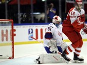 Norsk� brank�� Henrik Haukenland inkasuje po te�i Nicklase Jensena z D�nska.