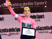 Simon Yates pzuje s plaketou pro vtze devt etapy cyklistickho zvodu Giro...