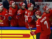 Ruští hokejisté slaví s Kirillem Kaprizovem gól v síti  Švédska.