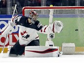 Kanadský brankář Darcy Kuemper inkasuje v utkání se Švýcarskem.