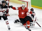Švýcarský útočník Gregory Hofmann slaví gól v síti Kanady.