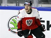 Radost rakouského hokejisty Konstantina Komarka do sítě Běloruska.