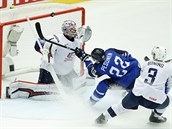 Finský útočník Janne Pesonen (v modrém) nedokázal překonat amerického gólmana...