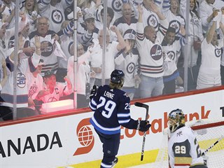 Patrik Laine z týmu Winnipeg Jets se raduje během zápasu proti Las Vegas.