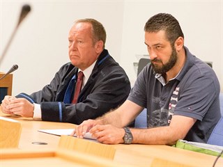 Bývalý hokejový brankář Roman Čechmánek u zlínského soudu (na snímku se svým...