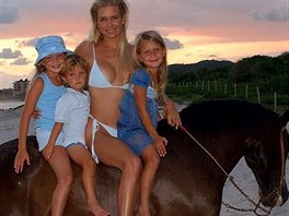 Fotografii, kde sedí na koni s maminkou Yolandou, starší sestrou Gigi a mladším...
