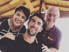 O selfie s oběma rodiči se v neděli podělil bývalý olympijský plavec Michael...