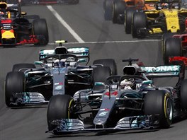Pilot Mercedesu Lewis Hamilton (v poped) na trati Velk ceny panlska voz...