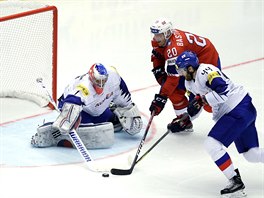 Norský hokejista Anders Bastiansen se snaží prosadit proti Jižní Koreji.