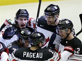 Kanada hromadně oslavuje gól do branky Lotyšska