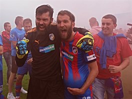 Fotbalisté Plzn Matú Kozáik (vlevo) a Marek Bako slaví zisk mistrovského...