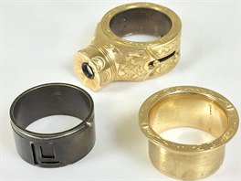 V roce 1991 za stejnou cenu prodala jiný zlatý prsten KGB s fotoaparátem aukční...
