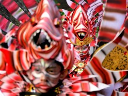 BARVY. Balijští umělci odění do pestrobarevných šatů se účastní festivalu...