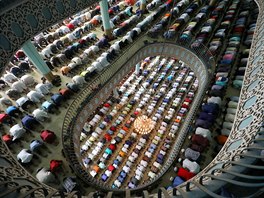 MĚSÍC PŮSTU. Bangladéští muslimové se modlí při začátku svátku Ramadán v...