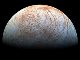 MĚSÍC JUPITERA. Europa, jeden z měsíců planety Jupiter, na nedávno zveřejněném...