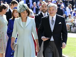 Carole a James Middletonovi, rodiče vévodkyně z Cambridge. Světle modrý kabát...