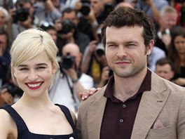 Herci Emilia Clarkeová a Alden Ehrenreich pedstavili v Cannes film Solo: Star...