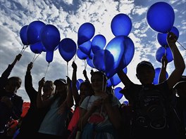 VIDEO: Stovky školáků vytvořily rekordní českou vlajku z balonků
