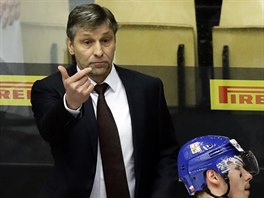 Trenér české hokejové reprezentace Josef Jandač udává pokyny během čtvrtfinále...