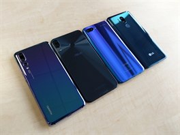 Honor 10 (druhý zprava) má záda, která mní barvu od modré do fialové a má...