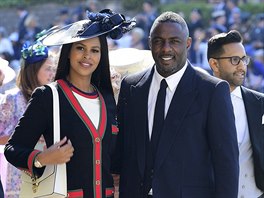 Herec Idris Elba a jeho snoubenka Sabrina Dhowreová na svatbě prince Harryho a ...