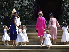 Malé družičky na svatbě prince Harryho a Meghan Markle. Vlevo je vévodkyně Kate...