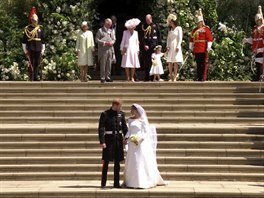 Novomanželé princ Harry a Meghan Markle s členy královské rodiny při odchodu z...