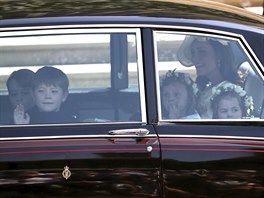 Princ George (vlevo), vévodkyn Kate a princezna Charlotte (vpravo) s dalími...