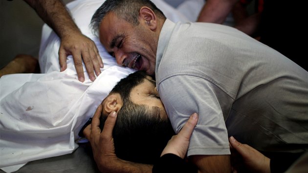 Zásah izraelských složek na hranicích Gazy a Izraele proti palestinským protestům si vyžádal před pět desítek mrtvých (14. května 2018)