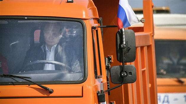 Rusk prezident Vladimir Putin za volantem kamazu pi slavnostnm oteven mostu na Krym (15. kvtna 2018)