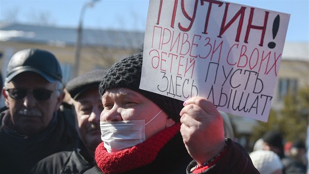 „Putine! Vem sem svoje děti, ať se tu nadýchají.“ Protest proti skládce v ruském Volokalamsku v roce 2018.